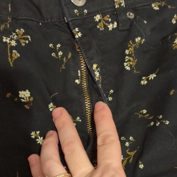 H&M women's black dainty floral high rise skinny jeans - Picture 3 of 10